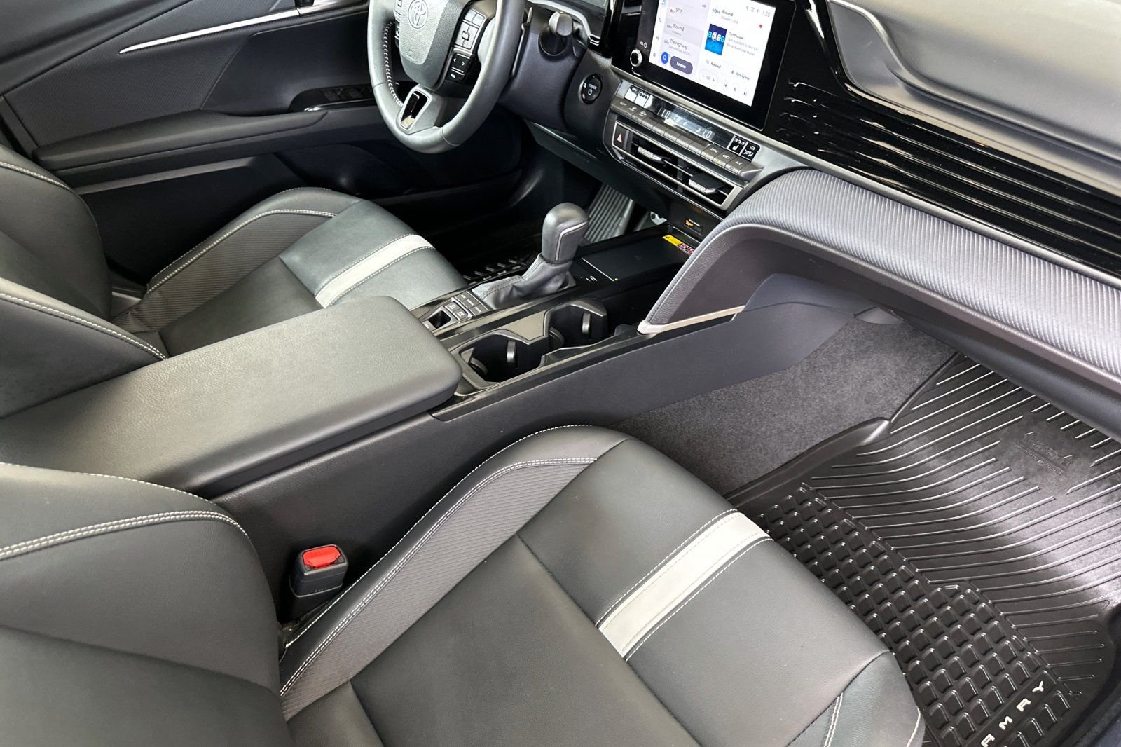 Used 2025  Toyota SE image 15