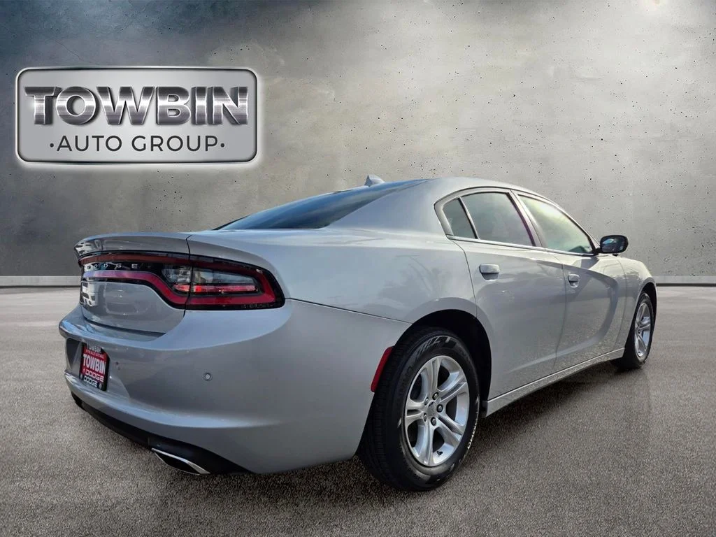 Used 2023 Silver Dodge SXT image 4