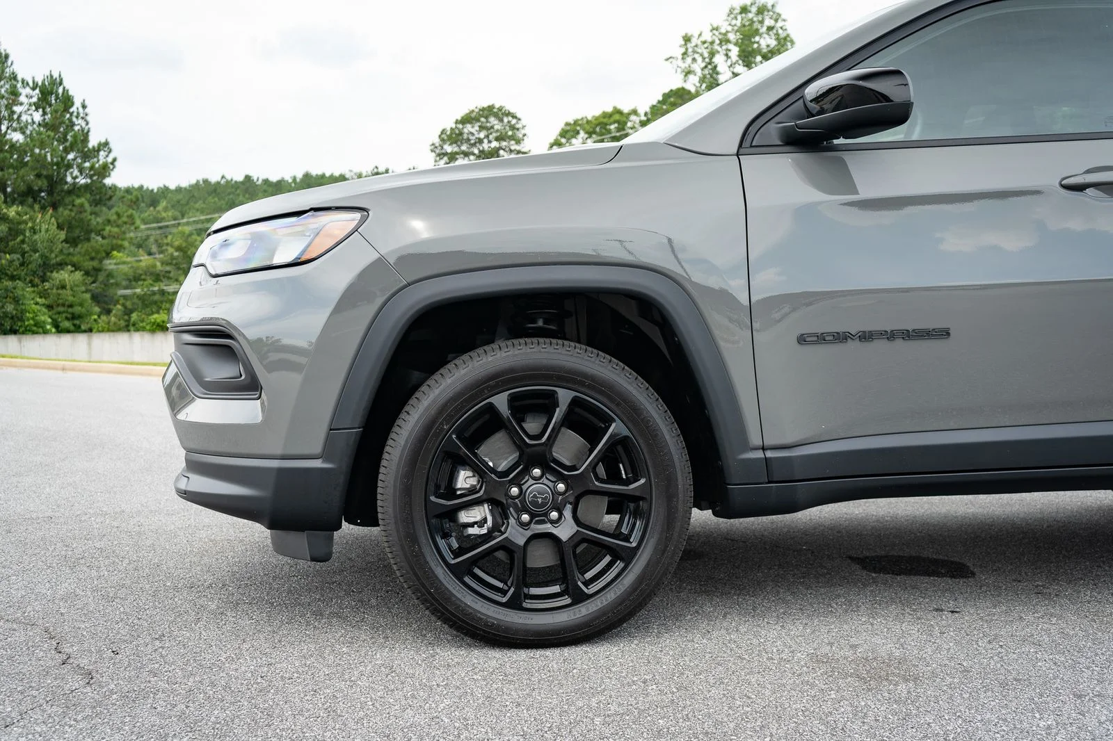 New 2026 Sting-Gray Clear-Coat Exterior Paint Jeep Latitude image 4