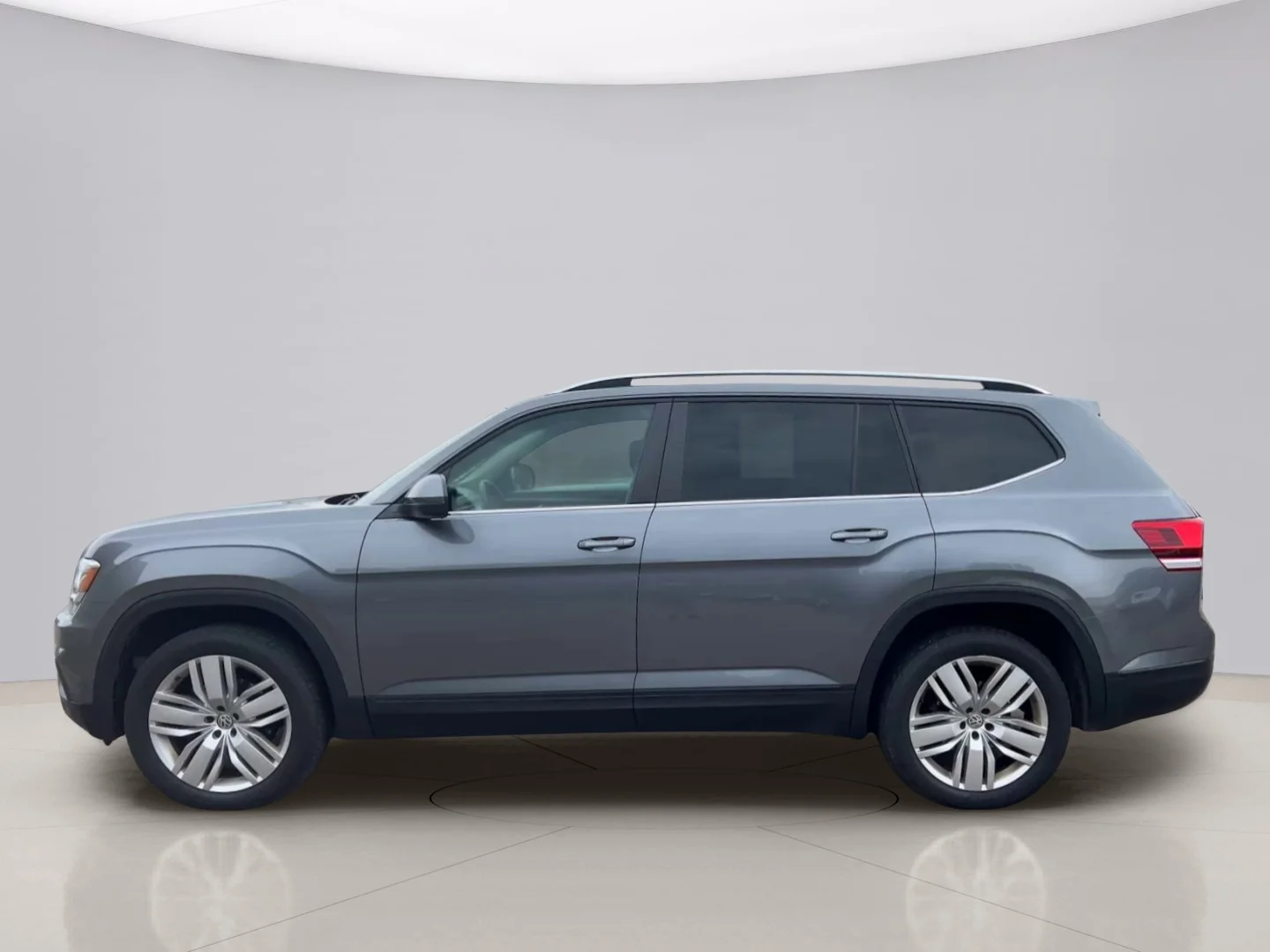 Used 2019 Gray Volkswagon 3.6 image 2