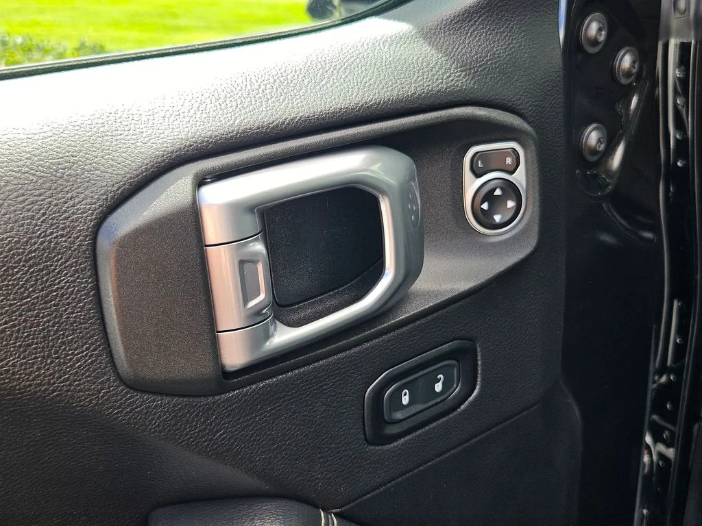 Used 2020 Black Clearcoat Jeep Overland image 11