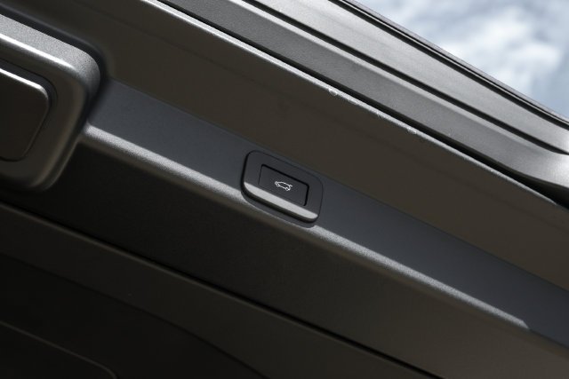 New 2027 Charente Grey Land Rover SE image 59