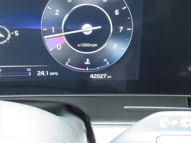 Used 2025 White Kia SX image 32