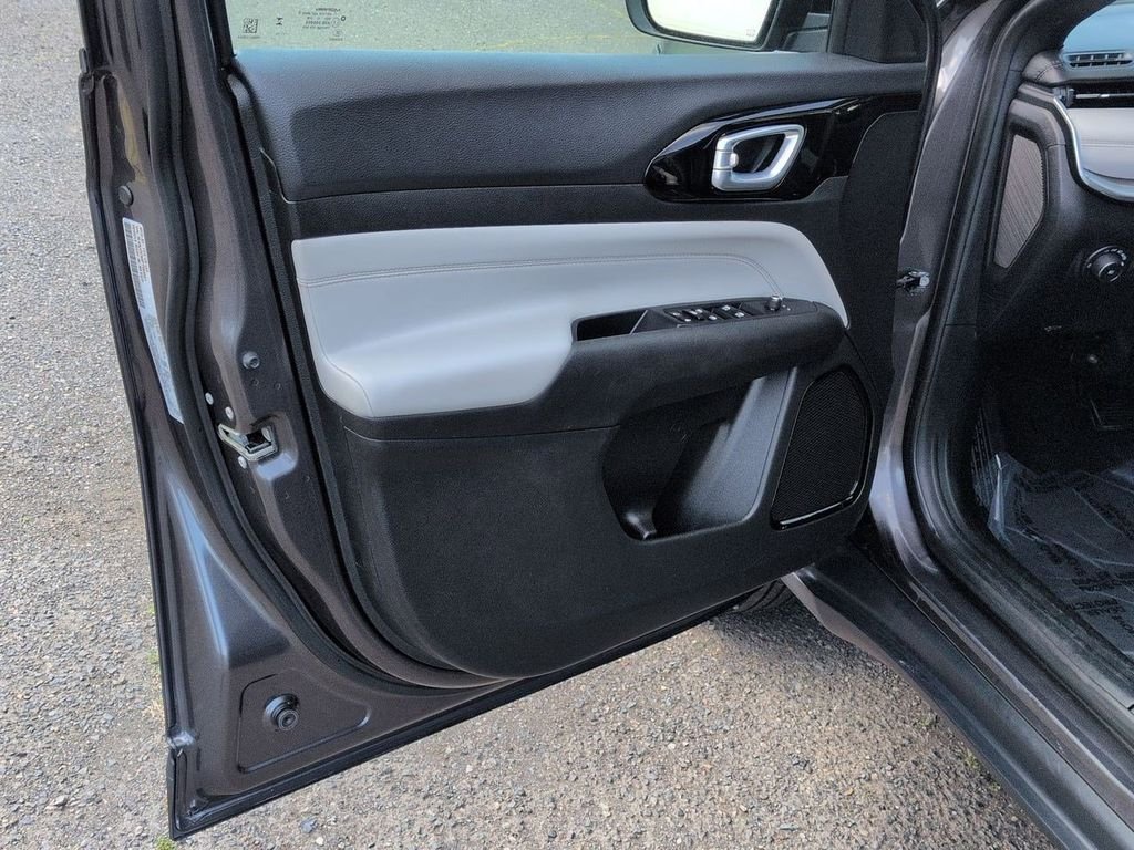 Used 2023 Granite Crystal Clearcoat Metallic Jeep Limited image 9