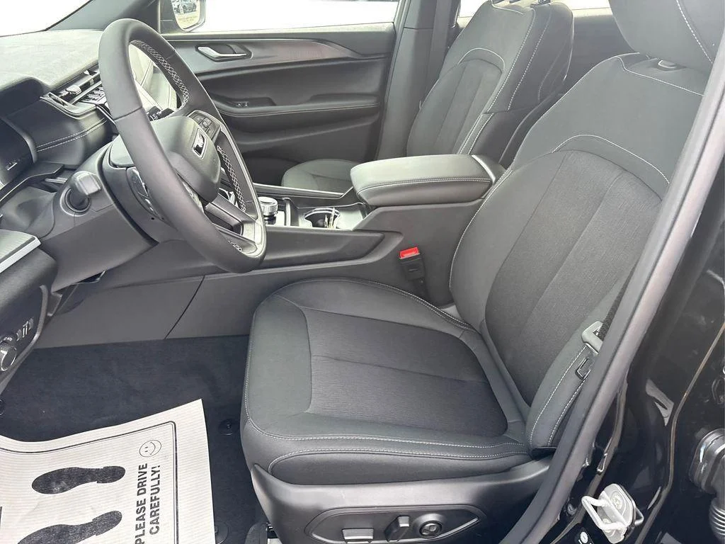 New 2026 Diamond Black Crystal Pearlcoat Jeep Laredo X image 9