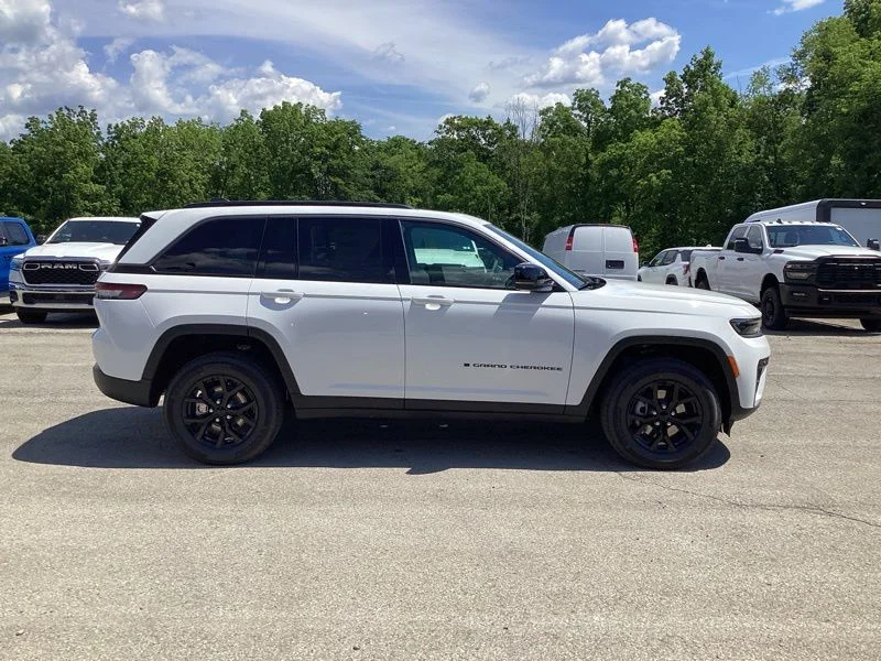 New 2026 Bright White Clear-Coat Exterior Paint Jeep Altitude image 8
