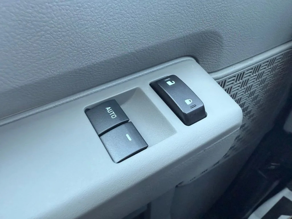 New 2026 Oxford White Ford E-350 SRW image 18