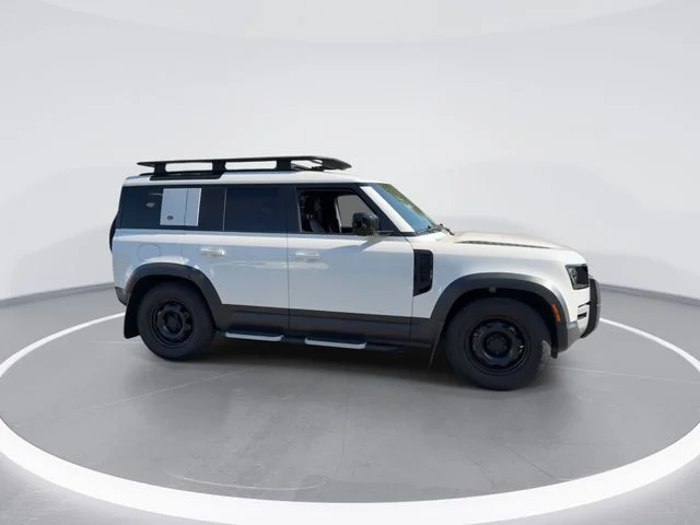 Used 2023 White Land Rover S image 9