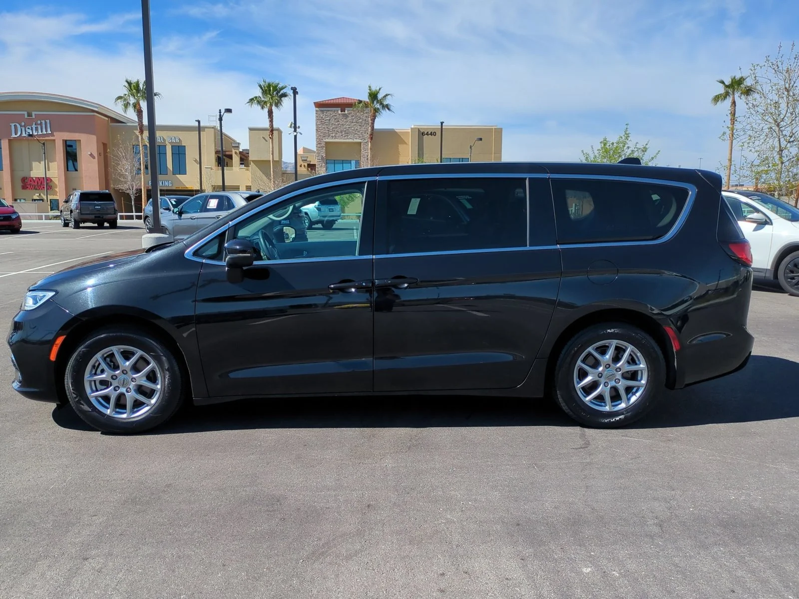 Used 2023 Brilliant Black Crystal Pearlcoat Chrysler Touring L image 9