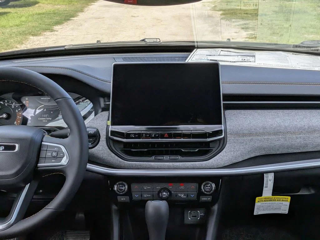 New 2026 Diamond Black Crystal Pearlcoat Jeep Latitude image 17