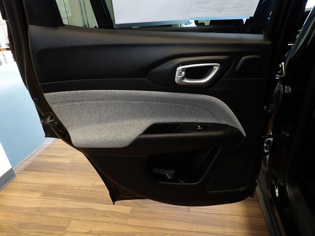 Used 2023 Diamond Black Crystal Pearl Coat Jeep Latitude Lux image 22