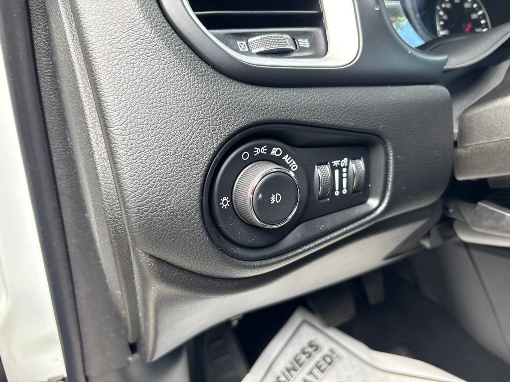 Used 2021 White Jeep Latitude image 16