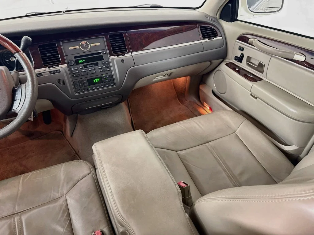 Used 2007 White Lincoln Signature image 25