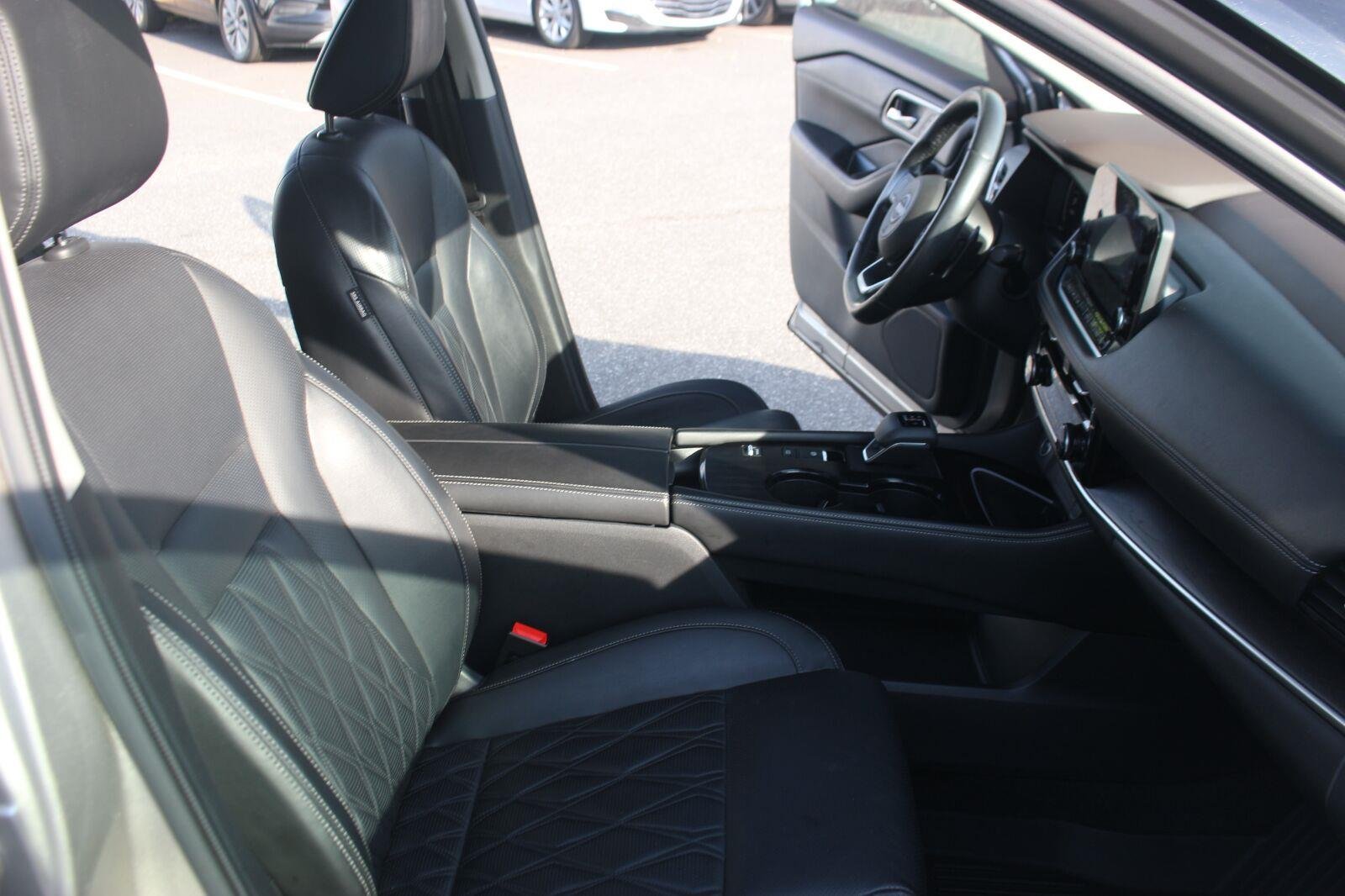 Used 2022 Gold Nissan Platinum image 36