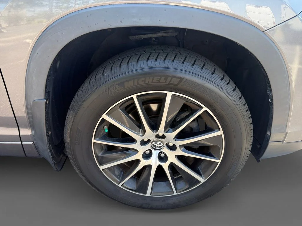 Used 2018 Gray Toyota SE image 16