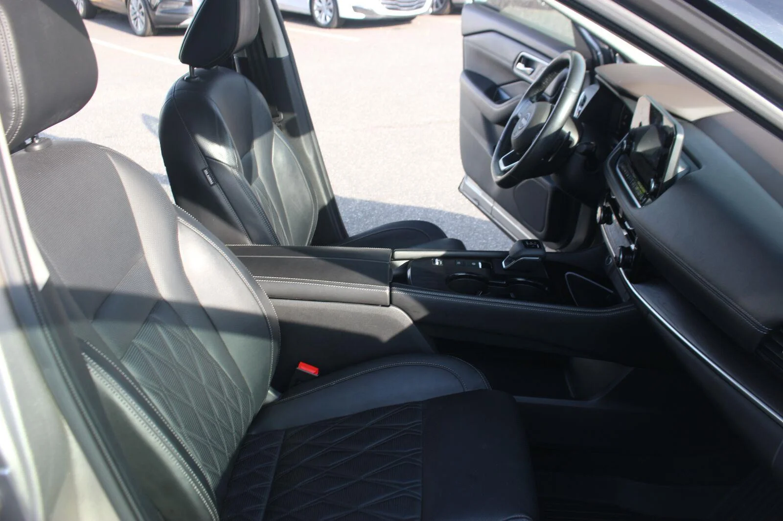 Used 2022 Gold Nissan Platinum image 36