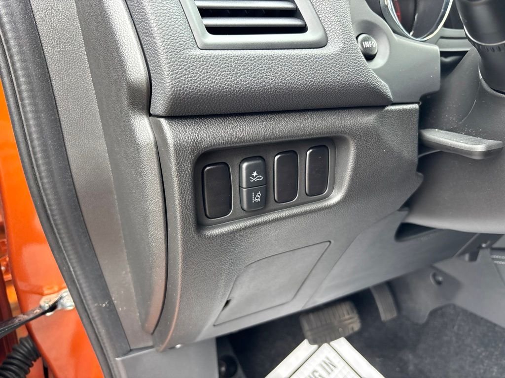 Used 2024  Mitsubishi 2.0 ES image 17