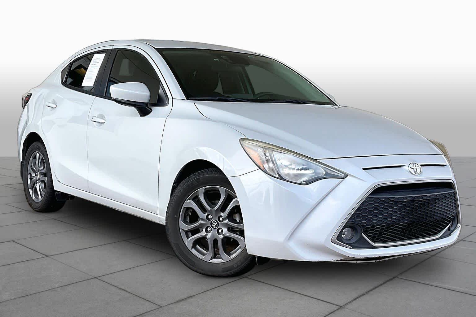 Used 2019 Icicle Toyota LE image 3