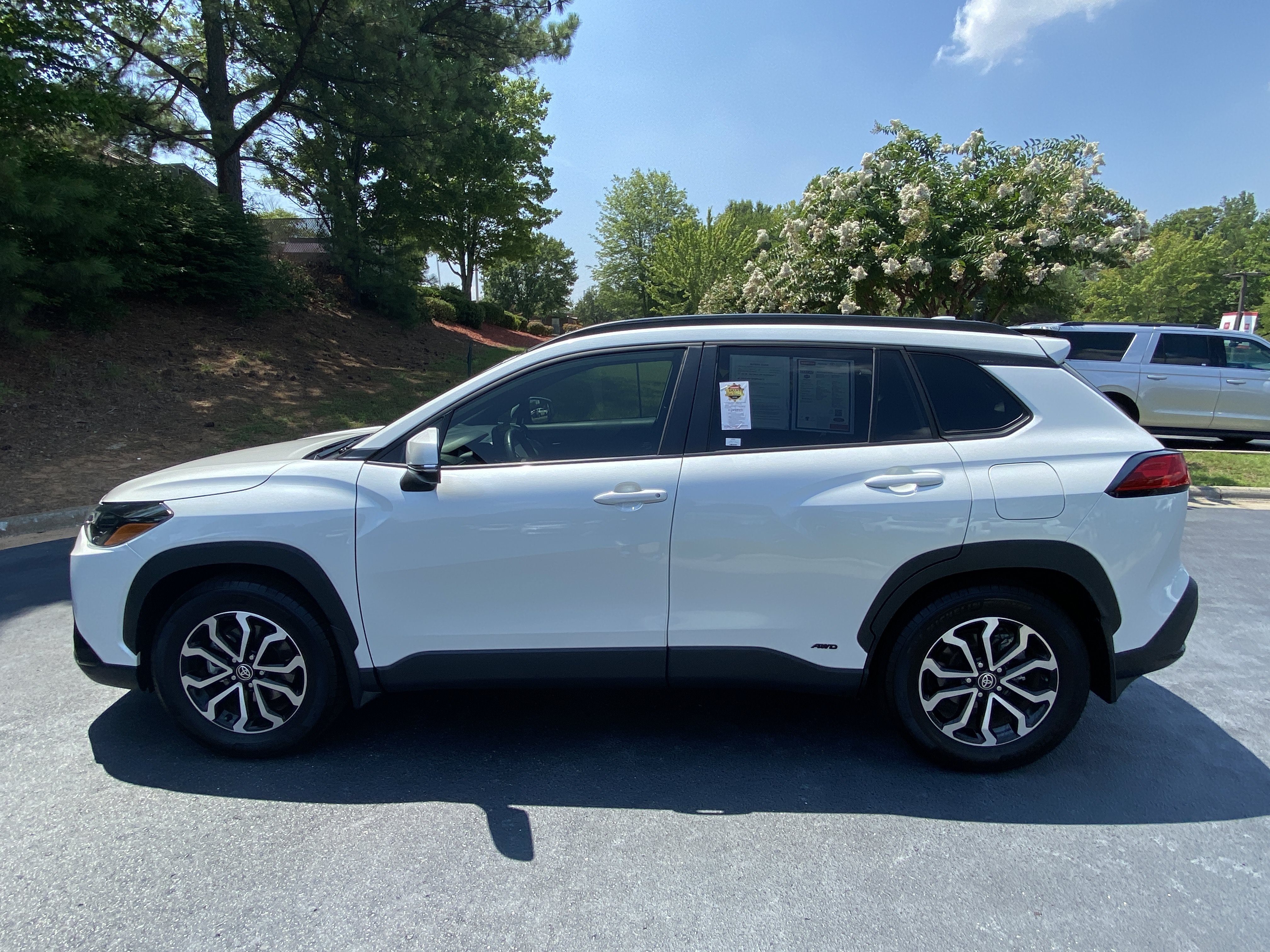 Used 2023 Wind Chill Pearl Toyota Hybrid SE image 7