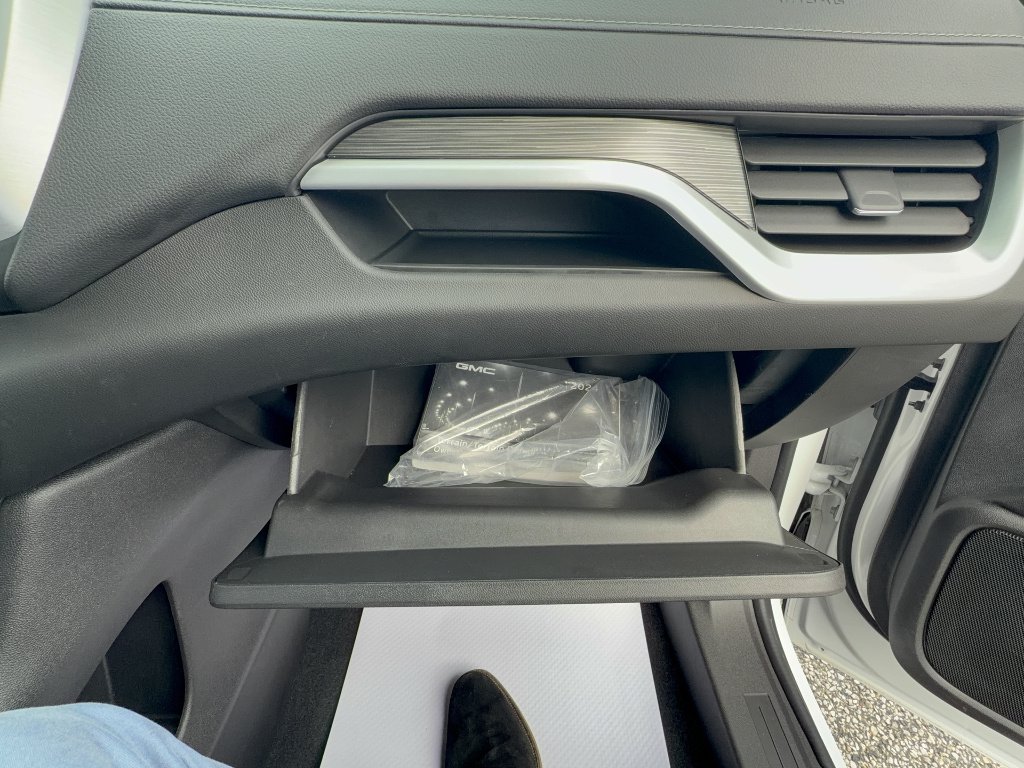 Used 2024 Summit White GMC SLE image 19