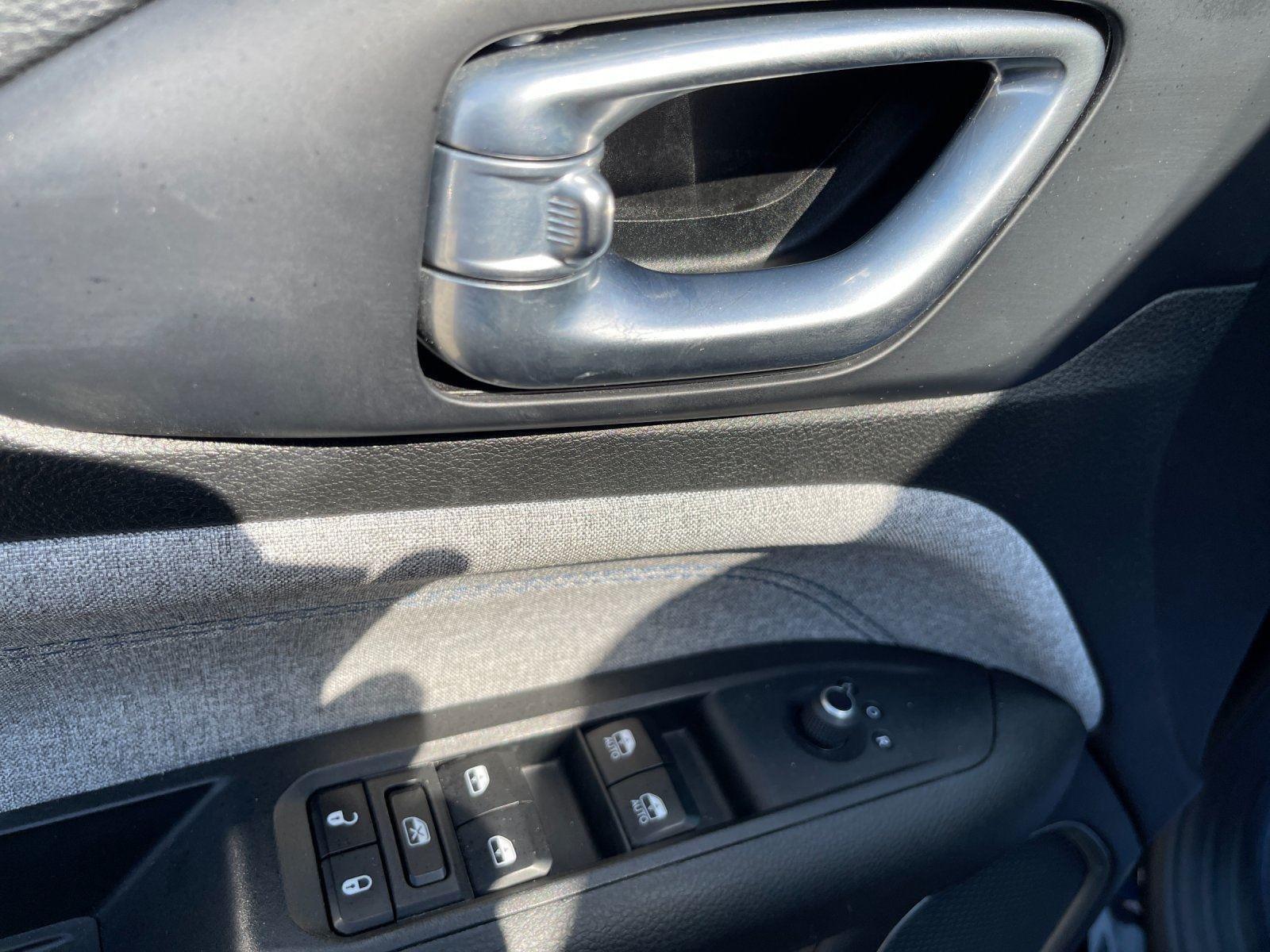 Used 2024 Diamond Black Crystal Pearlcoat Jeep Latitude image 14