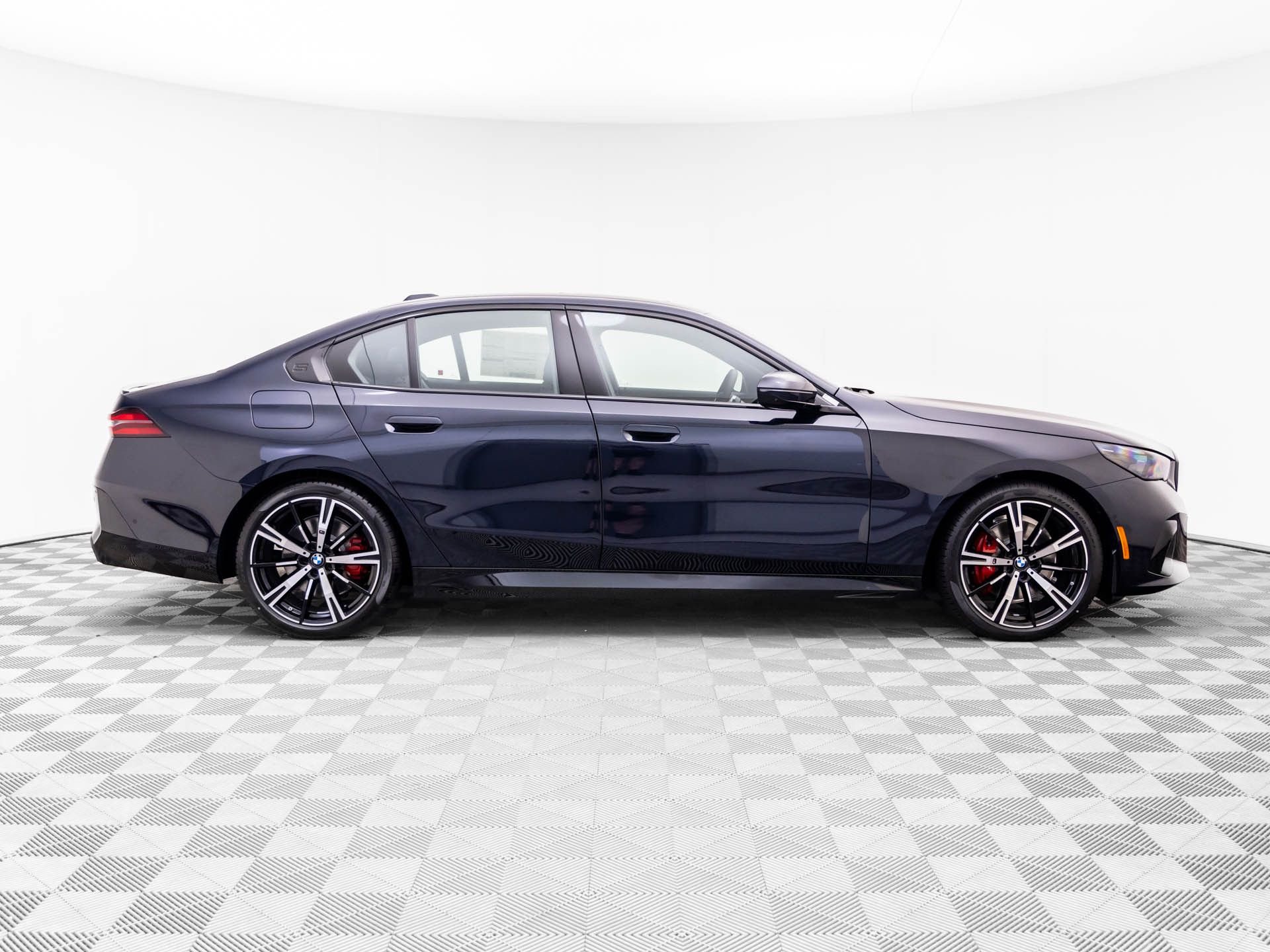 New 2027 Carbon Black Metallic BMW 530i xDrive image 7