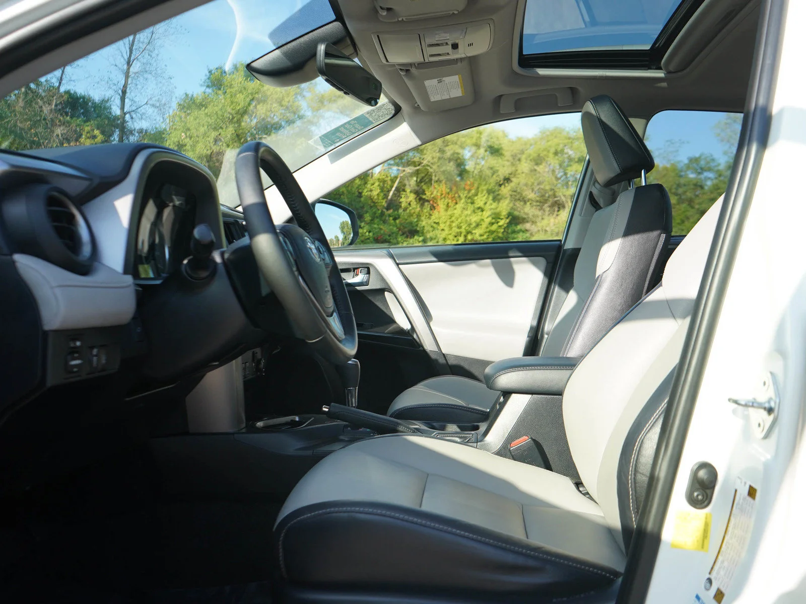 Used 2018 White Toyota 4D WAGON HYBRID LIMITED image 23