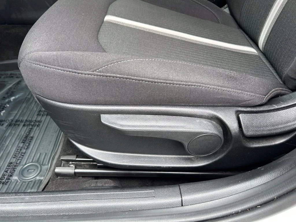 Used 2022 White Hyundai Blue image 17