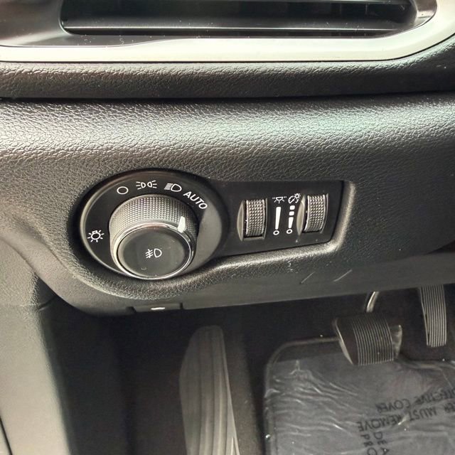 Used 2025  Chrysler Select image 16