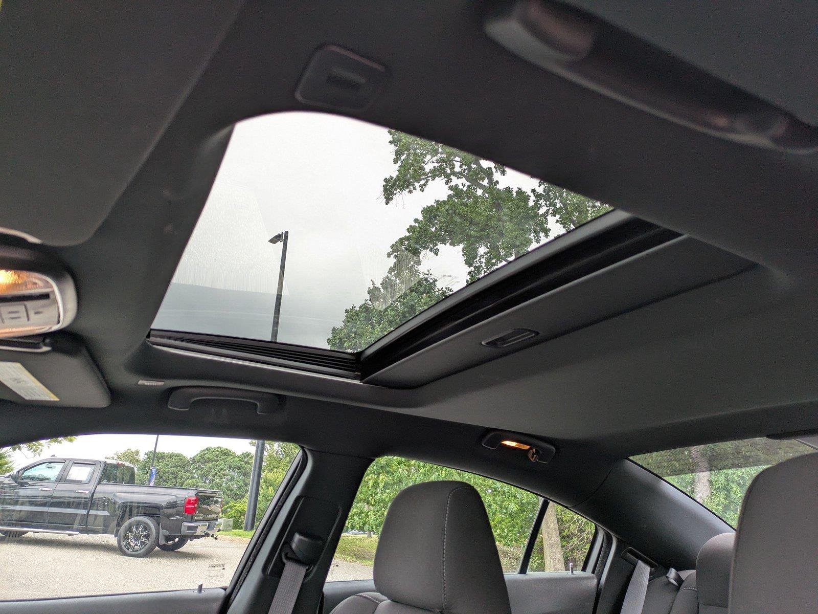 Used 2022 Pitch Black Clearcoat Dodge SXT image 19