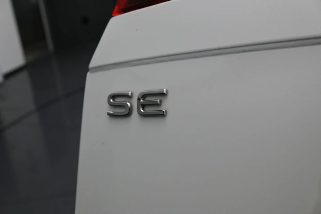 Used 2023 White Volkswagen 2.0T SE image 36