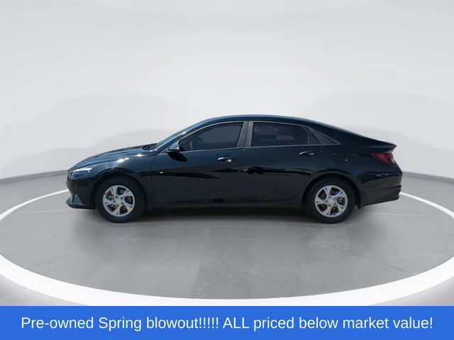 Used 2023 Black Hyundai SE image 5
