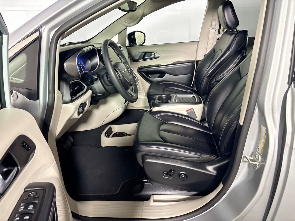 Used 2024 Silver Chrysler Touring L image 11