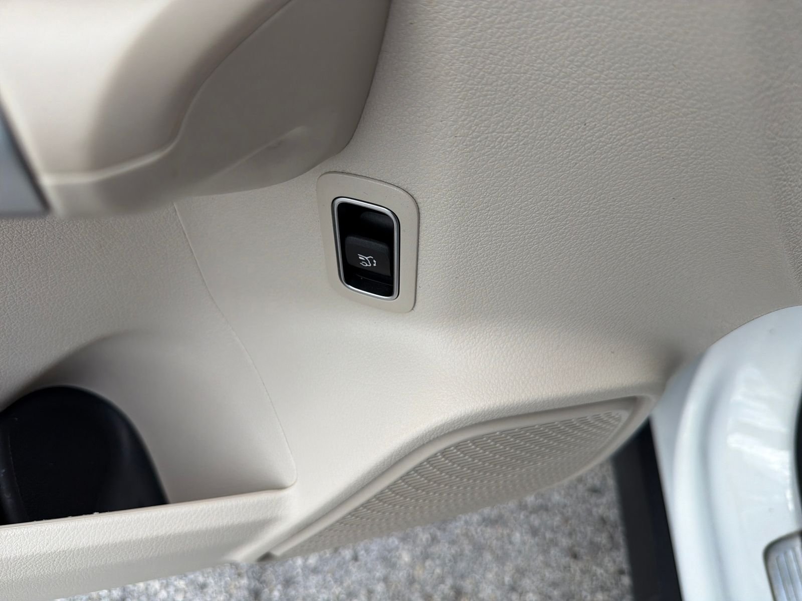 Used 2025 Polar White Mercedes-Benz GLB 250 image 27