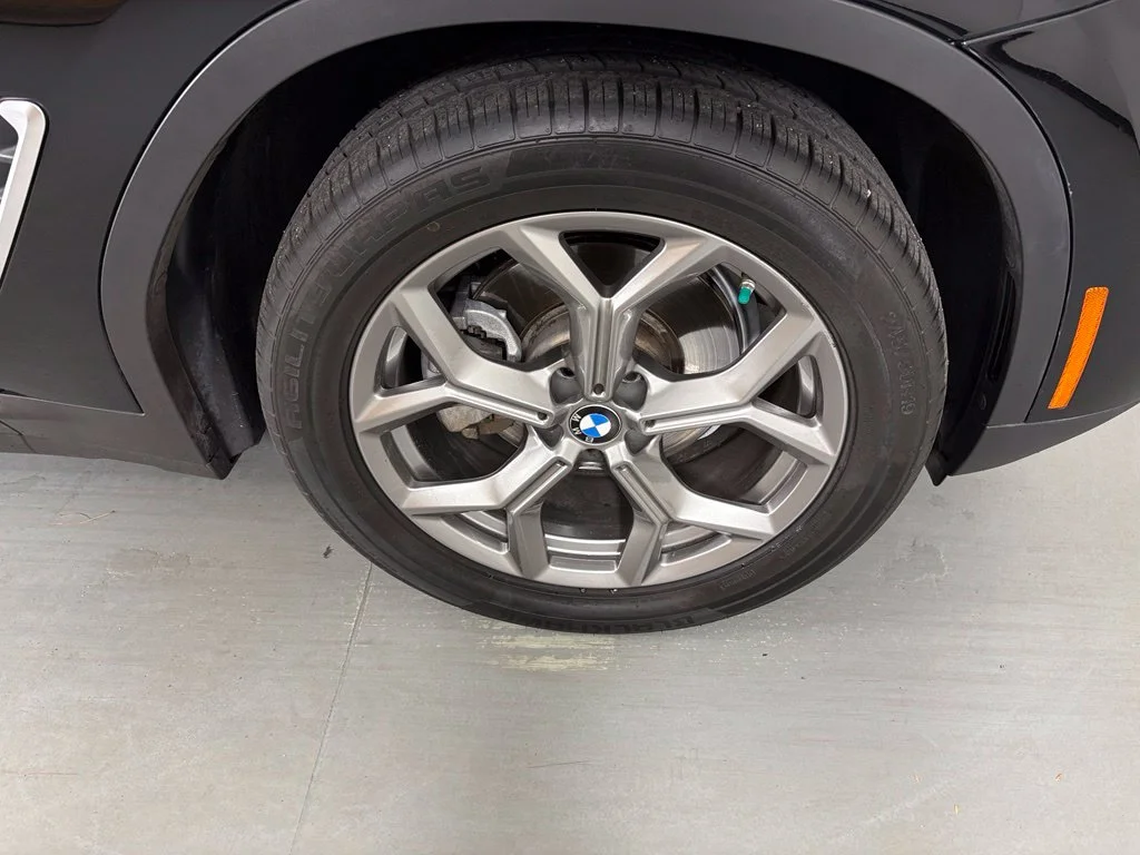 Used 2022 Black BMW sDrive30i image 10