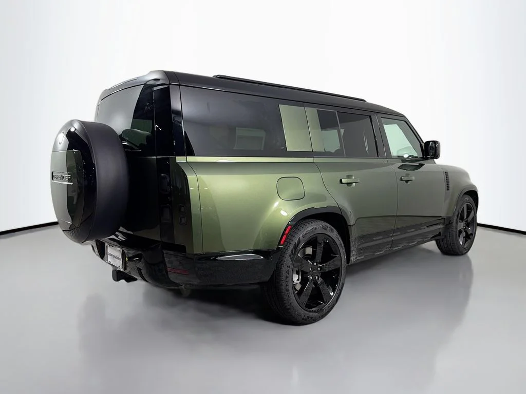 New 2026 Woolstone Green Land Rover X-Dynamic SE image 5