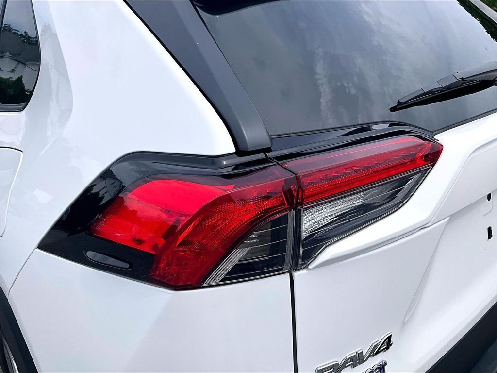 Used 2025 White Toyota XLE image 34