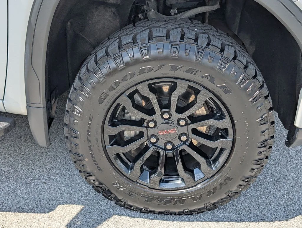 Used 2023 White GMC AT4X image 29