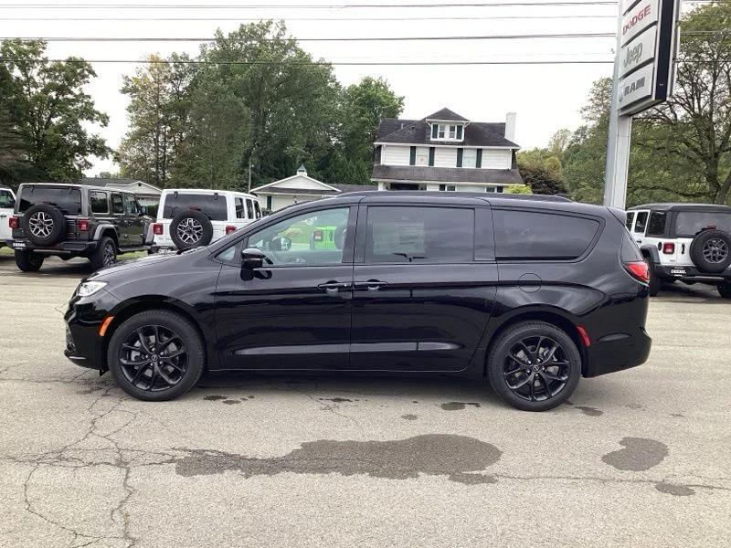 New 2026 Diamond Black Crystal Pearl-Coat Exterior Paint Chrysler Limited image 4