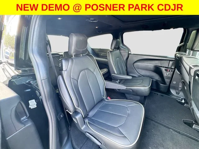 New 2026 Diamond Black Crystal Pearl-Coat Exterior Paint Chrysler Limited image 31