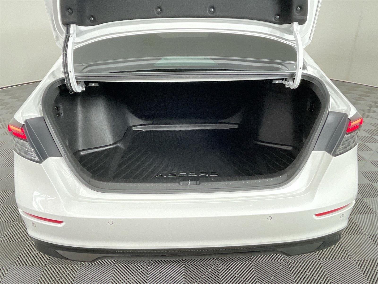 Used 2023 Platinum White Pearl Honda EX-L image 28