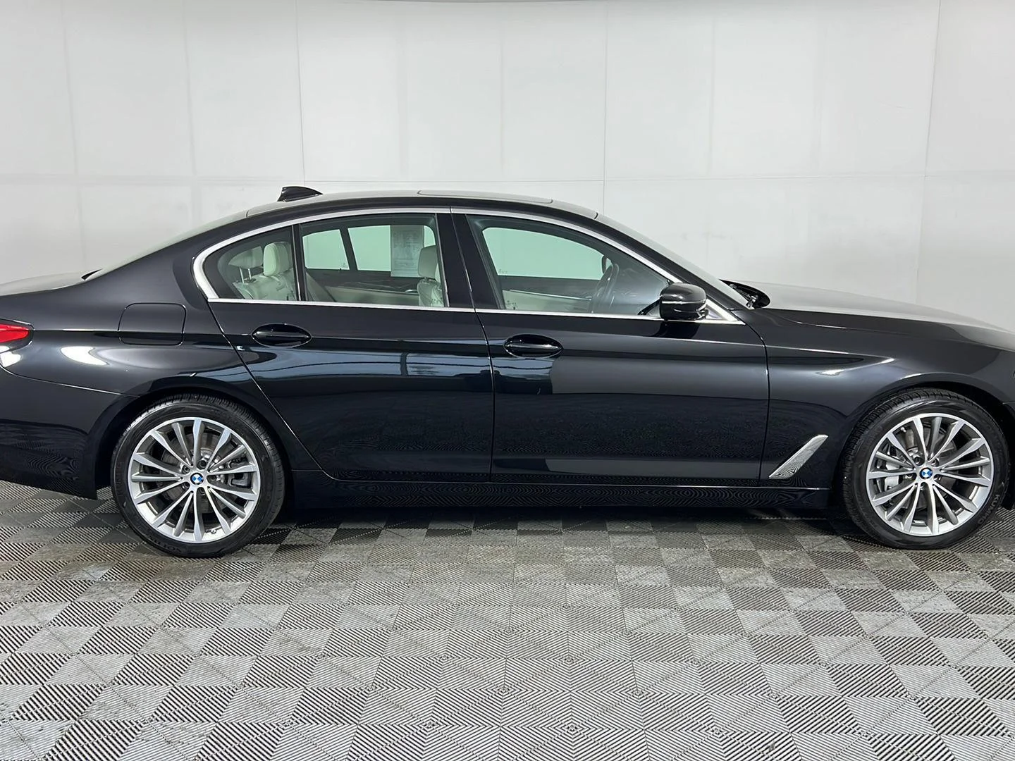 Used 2023 Black Sapphire Metallic BMW 540i xDrive image 18