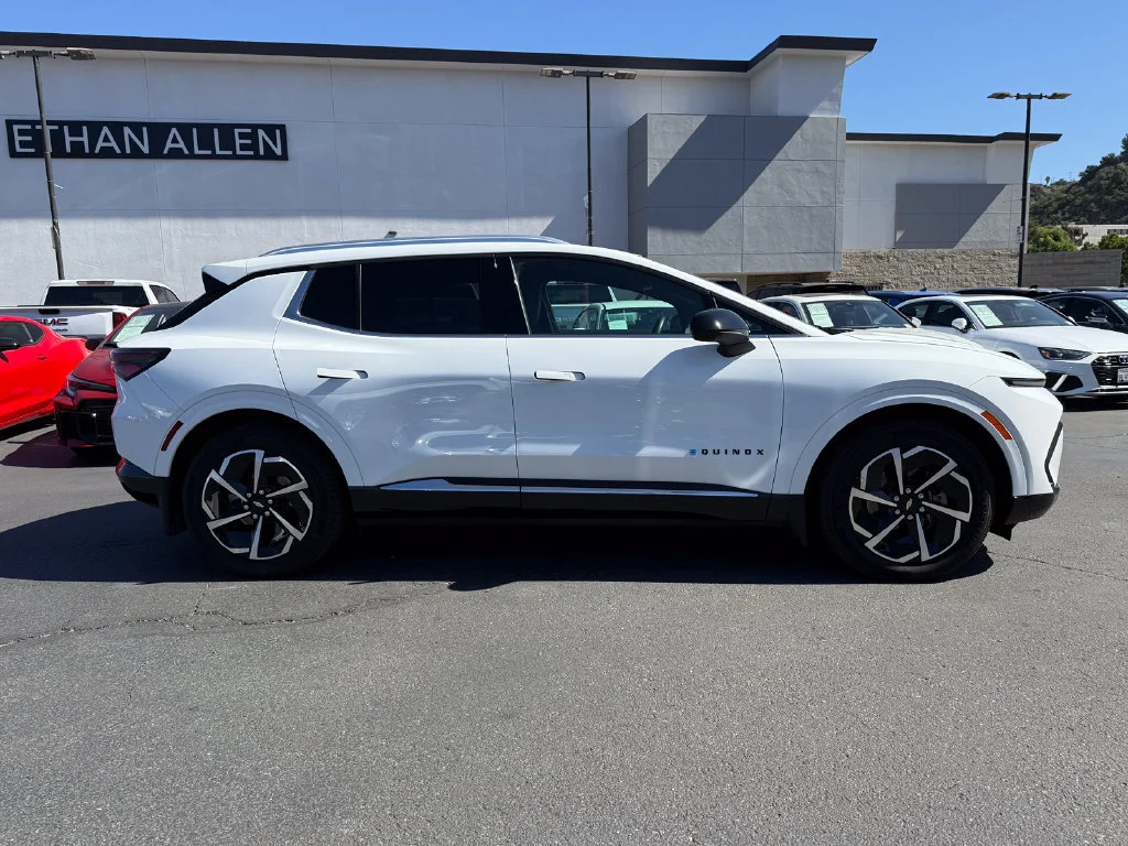 Used 2024 Summit White Chevrolet 2LT image 7