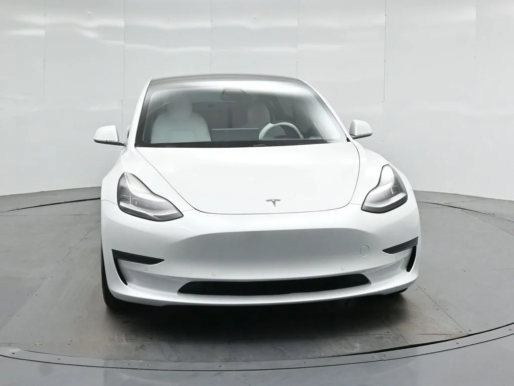 Used 2020  Tesla Standard Range Plus image 19
