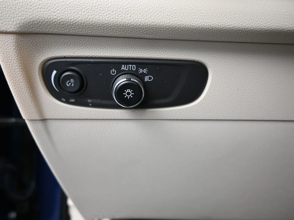 Used 2023 Sapphire Metallic Buick Preferred image 33
