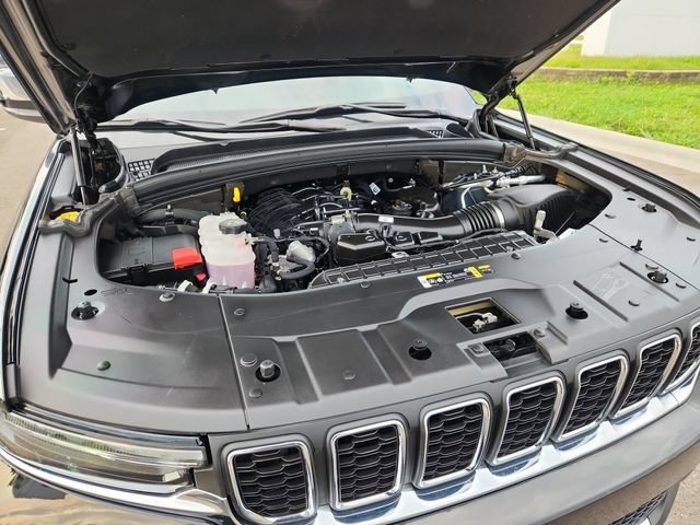 Used 2025  Jeep Laredo image 16