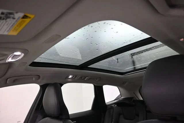 Used 2019 Grey Volvo Momentum image 19