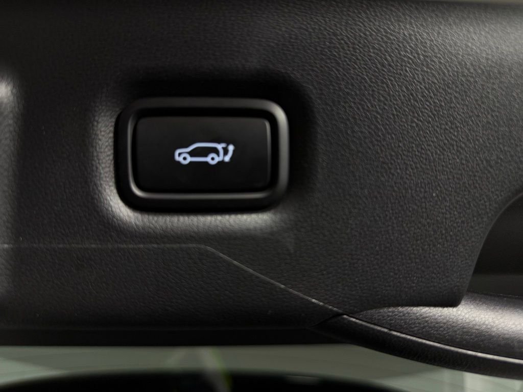 Used 2025 White Hyundai SEL image 29