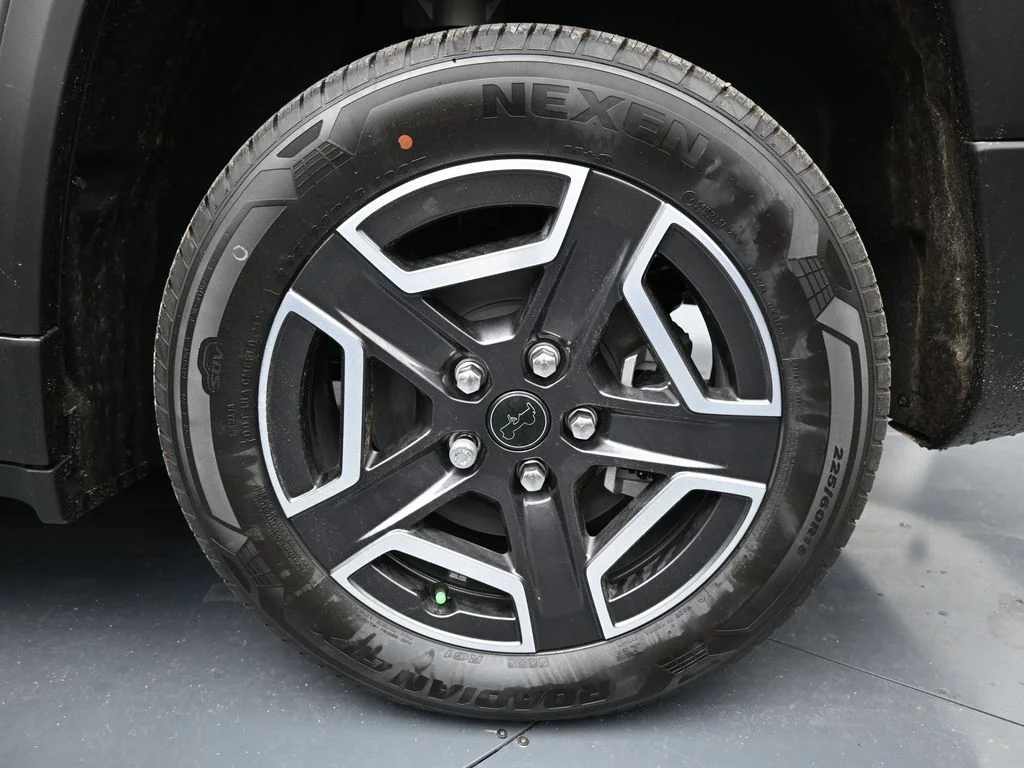 New 2026 Sting-Gray Clear-Coat Exterior Paint Jeep Limited image 3