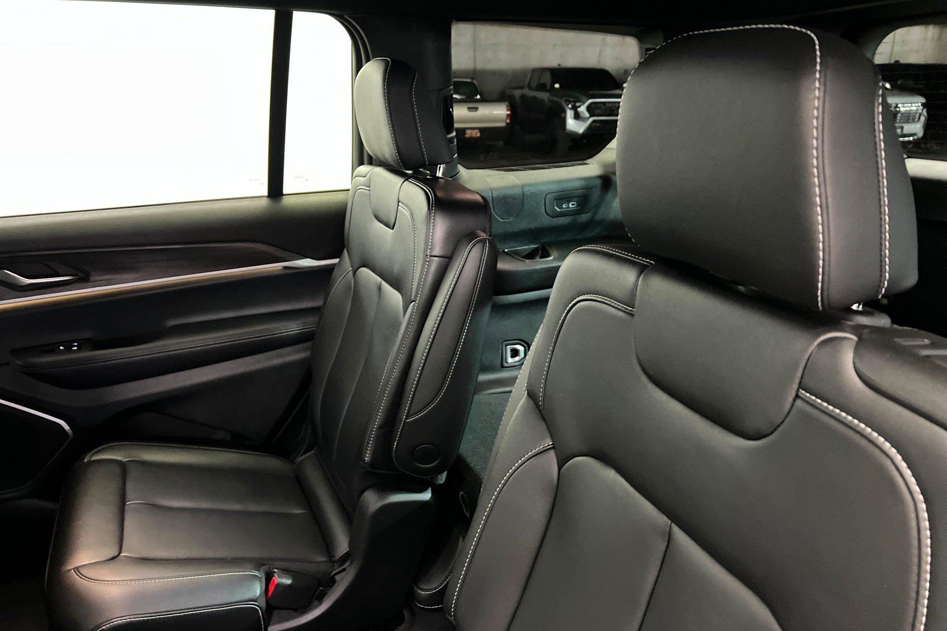 Used 2025 Velvet Red Pearlcoat Jeep Limited image 21